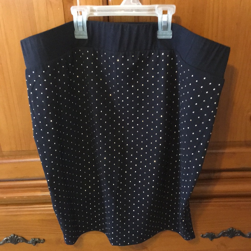 Rockin’ gold stuffed black miniskirt! EUC